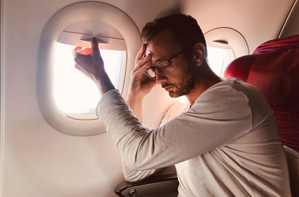 Homem com dor de cabeça, Sinusite no avião